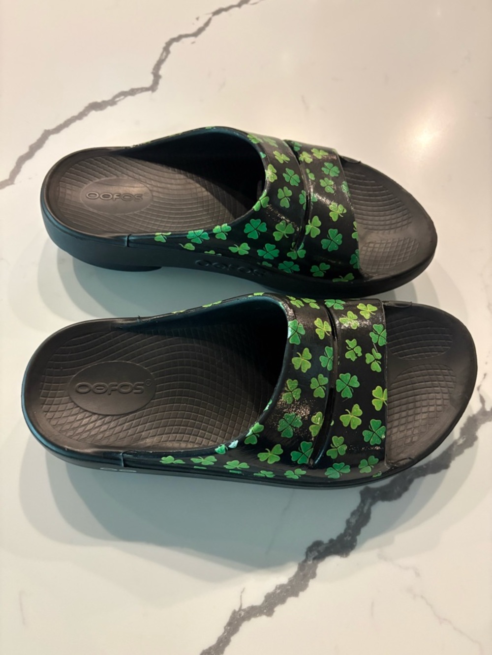 OOFOS Ooahh Limited Edition Black with Green Clover Design Sandal, 7, 38 - Picture 5 of 7